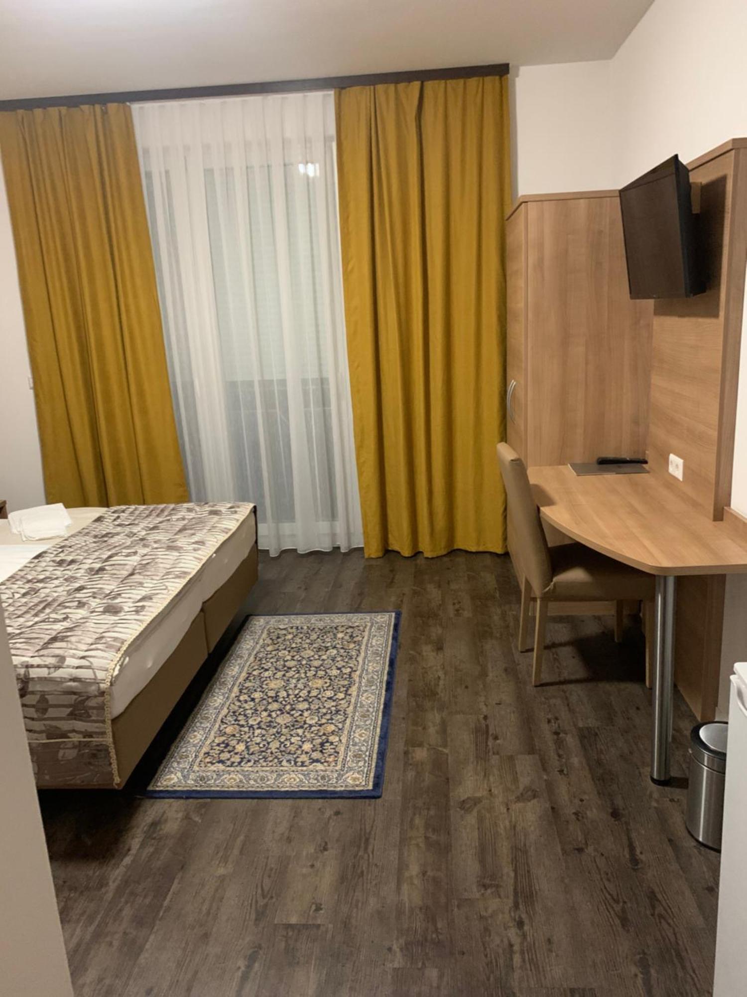 Hotel Pizzeria Da Beni Kochersteinsfeld Εξωτερικό φωτογραφία